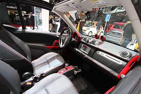 Smart - Gli interni sono esclusivi e propongono sedili in pelle black BRABUS con cuciture decorative in red e logo BRABUS stampato sui poggiatesta, pelle ecologica in black con cuciture decorative red sulla plancia portastrumenti. width=