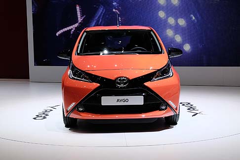 Toyota - Ogni caratteristica della vettura Toyota Aygo, assume la forma a X del frontale fino alle ampie possibilità di personalizzazione, hanno come riferimento il divertimento dei passeggeri. Interni ed esterni sono stati concepiti per distinguersi nel mercato d width=