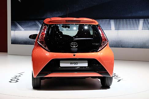 Toyota - Nella Toyota Aygo sono disponibili Special Packs per gli esterni e per gli interni. Il primo consente di modificare il colore della griglia anteriore e degli inserti del paraurti posteriore, mentre il secondo consiste di adesivi da applicare sull´auto width=