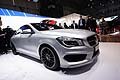 Mercedes CLA berlina presenta sul cofano motore un powerdome incastonato nell´anteriore