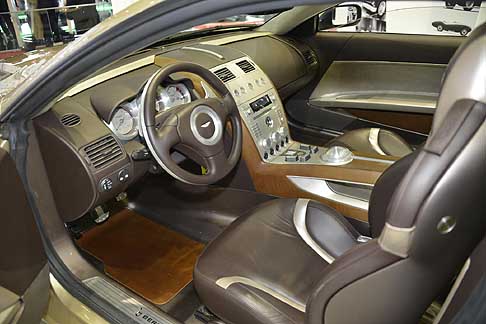 Aston Martin - A bordo la configurazione della Aston Martin Bertone è 2+2, con quattro poltrone singole. I due sedili posteriori sono ripiegabili e nascosti dal doppio fondo scorrevole a comando elettrico. width=