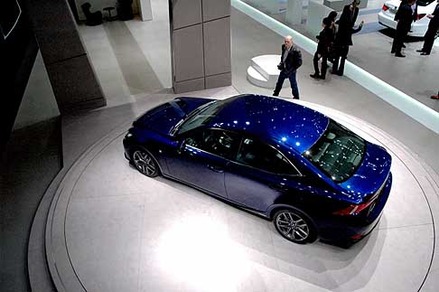 Lexus - Lexus IS 300h con sistema di alimentazione ibrido width=