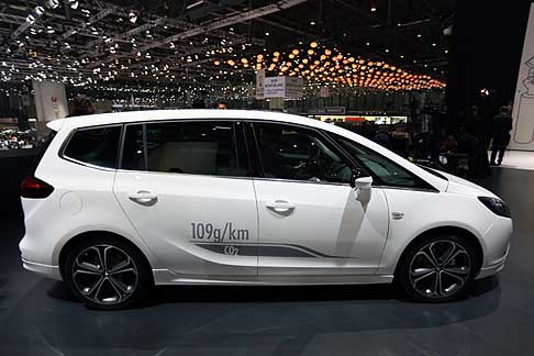 Opel - Opel Zafira Tourer 1.6 CDTi ECOTEC Fiancata larerale presentata a Ginevra 2013 width=