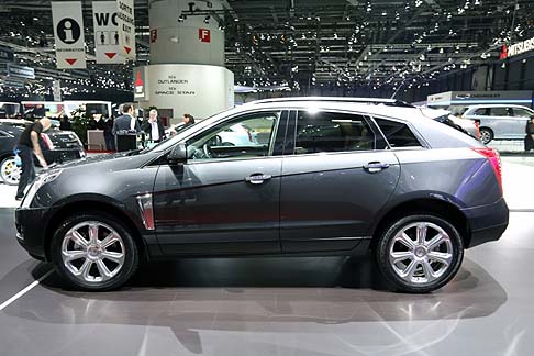 Cadillac - Il nuovo motore della Cadillac SRX, il V6 3.6 litri da 318 CV a 6.800 giri, con una coppia di 360 Nm a 2.400 giri, assicura un 15% di potenza in più e quasi il 20% di trazione in più rispetto alla precedente versione 3.0. width=