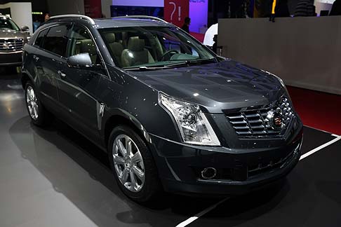 Cadillac - La SRX MY 2013 vanta i più avanzati sistemi di sicurezza di Cadillac, come il Blind Spot Alert, il Rear Cross Traffic Alert il Following Distance Indication. width=