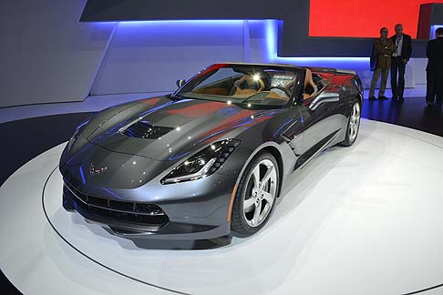 Chevrolet - A capote aperta, il profilo della Corvette Stingray risulta più accentuato. Dietro gli schienali dei sedili, i pannelli doppi con finiture nere evidenziano le linee della copertura del tonneau. width=