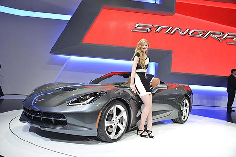 Chevrolet - Ulteriori elementi distintivi della nuova Corvette Stingray coupé e cabrio includono la scocca ben scolpita, in cui spiccano i fari a LED ad alta luminosità , aerodinamica da vettura da competizione con un basso coefficiente di resistenza. width=