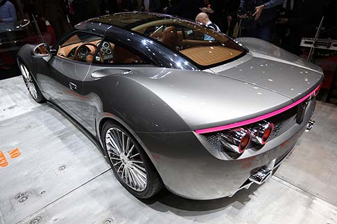 Spyker - Lunga 4,35 metri, la supercar sfoggia cerchi in lega da 19 pollici multirazza e gruppi ottici posteriori a LED. width=