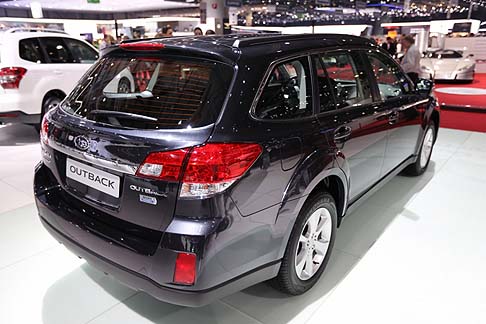 Subaru - Presente e futuro sono rispettivamente rappresentati dal veicolo Subaru Outback AWD con boxer diesel e cambio automatico Lineartronic e la Concept Subaru Viziv. width=