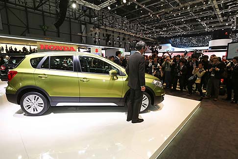 Suzuki - In dettaglio, il design del nuovo Crossover S-CROSS-4 interpreta tre concetti: emozione, qualità e aerodinamica, valori che si uniscono per dar vita ad un look originale. width=