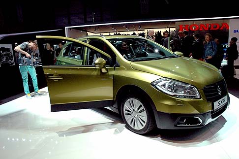 Suzuki - A bordo spicca il cruscotto sagomato ampio e funzionale. La plancia è dominata da un elemento stilistico esagonale che comprende il sistema multimediale. width=