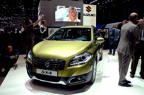 Suzuki - Tra i dispositivi di sicurezza attiva figurano un limitatore di velocità, l’ESP, sette airbag, pretensionatori e limitatori di forza per le cinture di sicurezza. width=