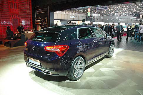 DS - DS5 è una vettura tipicamente premium dal design distintivo. A bordo, l’atmosfera è ispirata al mondo dell’aeronautica.  width=