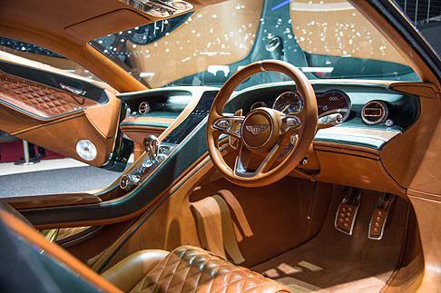 Bentley - Ispirate alle forme delle fusoliere e delle ali dei velivoli, le superfici della EXP 10 Speed 6 offrono un design intrigante. width=