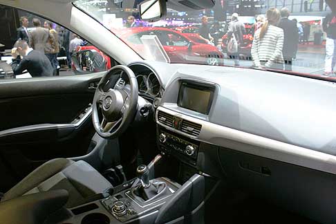 Mazda - La tenuta di strada viene esaltata dal sistema AWD Mazda, che garantisce trazione senza che il conducente debba azionare un comando.  width=