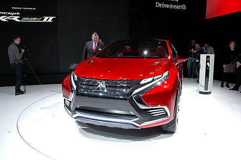 Suzuki - Il design punta ad esprimere forza e dinamismo. Il frontale è ereditato dal modello Pajero. width=