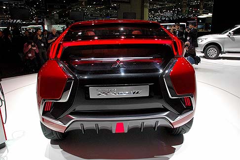 Suzuki - Il sistema propulsivo adottato è PHEV e comprende un motore MIVEC, un nuovo motore elettrico/generatore e una nuova unità di alimentazione, tutti installati anteriormente. width=