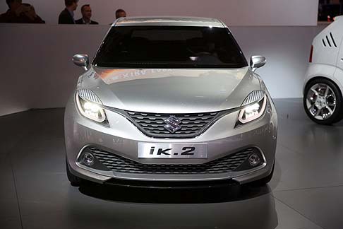 Suzuki - Il design segue il tema Liquid Flow, che intende esprimere esprime l’energia e la fluidità di un liquido in movimento attraverso linee armoniose e dinamiche. width=