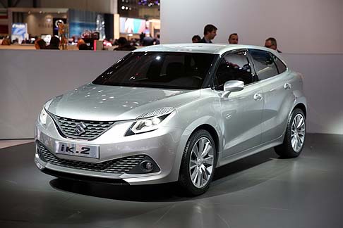 Suzuki - La mascherina anteriore propone un’ampia griglia frontale e distintivi fari a LED. I passaruota larghi e robusti, che ottimizzano il flusso dell’aria, si integrano perfettamente con il design dei cerchi ruote. width=