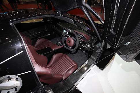 Arash - L’equipaggiamento include il cambio manuale a sei marce oppure automatico con paddle al volante. 