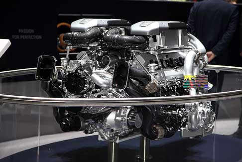 Bugatti - Bugatti Chiron è la prima supersportiva dotato di un potente motore di 1.500 CV che genera una coppia di 1.600 Nm