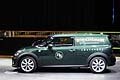 La MINI Clubvan Concept è riconoscibile per la verniciatura British Racing Green. Anche il tetto e i montanti C, nonché le calotte degli specchietti retrovisori esterni della vettura sono laccati tutti nella stessa tinta.