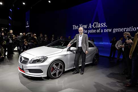 Mercedes-Benz - Geneva-Motor-Show con la Mercedes-Benz A-class e Dr Dieter Zetsche, responsabile Mercedes-Benz Cars e Presidente del Consiglio di Daimler AG width=