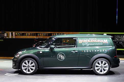 Mini - La MINI Clubvan Concept è riconoscibile per la verniciatura British Racing Green. Anche il tetto e i montanti C, nonché le calotte degli specchietti retrovisori esterni della vettura sono laccati tutti nella stessa tinta. width=