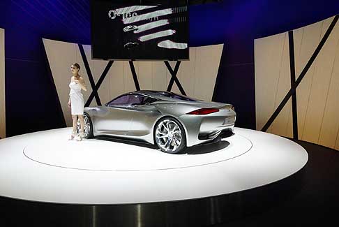 Infiniti - Infiniti Emerg E concept con 2 propulsori elettrici collocati centralmente width=