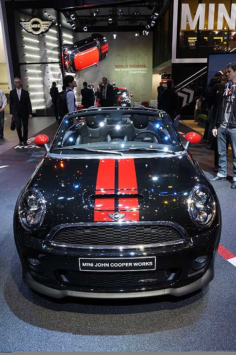 Mini - La MINI John Cooper Works Countryman è la prima automobile John Cooper Works equipaggiabile a richiesta con un cambio automatico a sei rapporti. width=