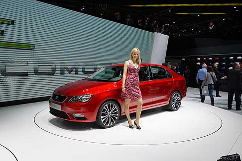 Seat - La Nuova Seat Toledo Concept affiancata da hostess nello stand Seat a Ginevra 2012 width=