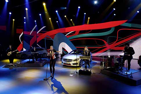 Mercedes-Benz - Stand Mercede gruppo musicale al Ginevra Motor Show 2012 width=
