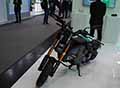 Moto elettrica BMW CE 02 per il prezzo si parte per la versione 4kW, che si guida con la patenti AM, a partire da 7.750 €, mentre per la versione 11kW a partire da 8.750 €. Scopri la Moto BMW CE 02. Non perdere le foto!