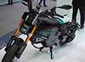 BMW CE 02 bike elettrica si ricarica collegandola ad una presa di casa ed in circa 4 ore sei pronto a ripartire, se invece si opta per il caricatore rapido opzionale, bastano un´ora e mezzai. Guarda la Moto BMW CE 02. Scopri le foto by Automania!