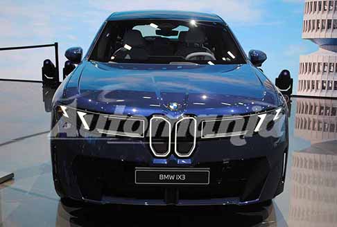 BMW e Volvo - BMW iX3 50 xDrive calandra all´IAA Mobility 2025 a Monaco di Baviera. Scopri le foto esclusive di Automania!