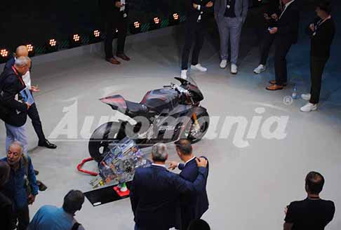 Ducati - Svelata in conferenza stampa all’IAA Mobility di Monaco di Baviera in Germania il Bike Concept Ducati V21L dedicato alla MotoE, dotato di batterie allo stato solido. Guarda le foto Esclusive by Automania!