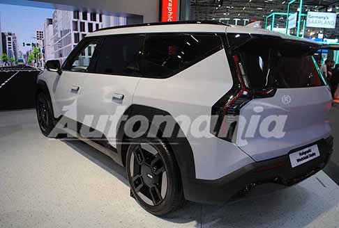 Hyundai MOBIS - Hyundai MOBIS Holographic Windshield Display (HWD), nuova tecnologia con Display olografico per parabrezza. MOBIS non svela né prezzi né modelli che lo utilizzeranno, sicuramente questo parabrezza “a realtà aumentata” punta al segmento Premium