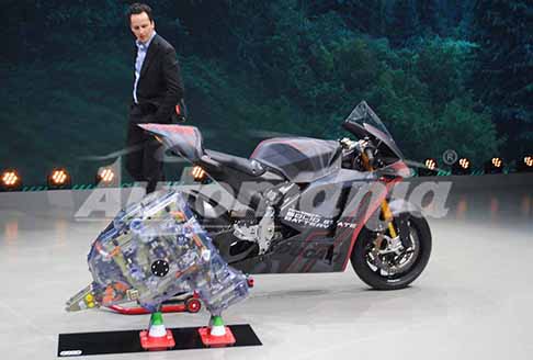 Ducati - Bike Concept Ducati V21L l´evoluzione delle celle ha consentito una riduzione delle fughe termiche ed un risparmio di peso del pacco batterie del prototipo V21L di 8,2 kg. Scopri le foto Esclusive di Automania.it!