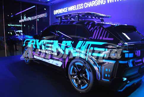 Porsche - Nuova Porsche Cayenne EV una vettura che sfiora le 3 tonnellate di peso. Scopri la Porsche Cayenne EV. Guarda le Foto Live!