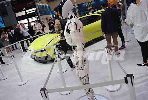 XPENG - XPENG Next P7 e Robot Iron esposti all´IAA Mobility 2025 a Monaco di Baviera in Germany. Scopri la Supercar XPENG Next P7. Guarda le Foto esclusive!