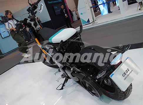 BMW - Scooter elettrico BMW CE 02 e diventato un simbolo di uno stile di mobilità completamente nuovo, unico ed estremamente casual. Guarda la moto BMW CE 02 100% elettrica. Scopri le foto esclusive di Automania.it!