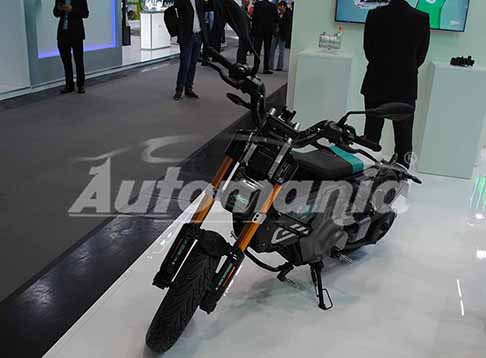 BMW - Moto BMW CE 02 elettrica al 100% la velocità massima è di circa 95 km/h per la versione da 11 kW, mentre la versione da 4 kW è limitata a 45 km/h. Scopri lo Scooter elettrico BMW CE 02. Guarda le foto!