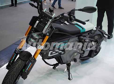 BMW - BMW CE 02 bike elettrica si ricarica collegandola ad una presa di casa ed in circa 4 ore sei pronto a ripartire, se invece si opta per il caricatore rapido opzionale, bastano un´ora e mezzai. Guarda la Moto BMW CE 02. Scopri le foto by Automania!