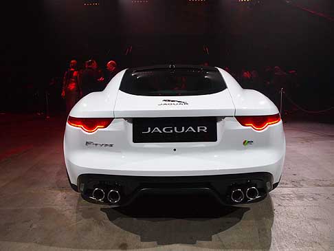 Jaguar - Jaguar F-Type Coupé bianca la vettura è moderna e tutti i virtuosismi stilistici sono ben visibili width=
