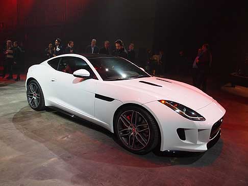 Jaguar - Jaguar F-Type Coupé le motorizzazioni sono sovralimentate: V6 e V8 con potenze di 340 CV e 550 CV della versione R width=
