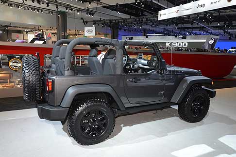 Jeep - Troviamo una livrea specifica per la carrozzeria, impreziosita da alcuni dettagli di colore nero lucido, come la griglia frontale e i cerchi in lega da 17 pollici abbinati ai pneumatici BF Goodrich KM Mud Terrain L. width=