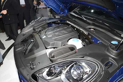 Porsche - Porsche Macan disponibile con motore a benzina, biturbo V6 3.0 litri da 340 CV con trazione integrale attiva width=