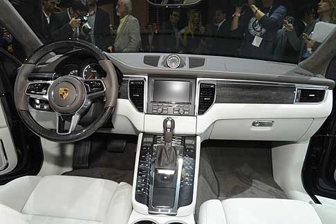 Porsche - Porsche Macan interni con strumentazione di bordo a tre quadranti, il monitor da 4,8 pollici a colori e ad alta risoluzione width=