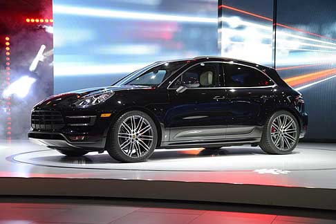 Porsche - Porsche Macan nella colorazione nero metalizzato width=