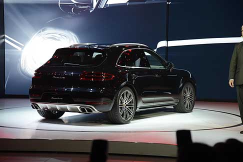 Porsche - Porsche Macan suv che dispone un´altezza variabile da terra di circa 4 cm width=